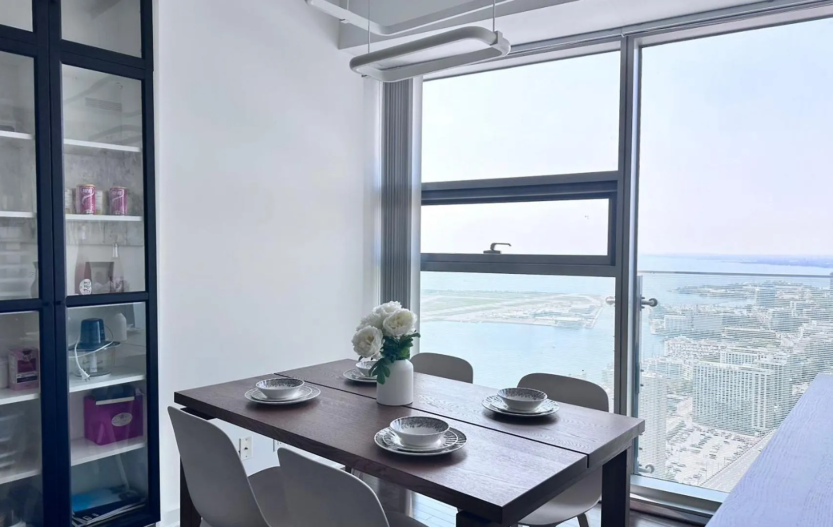 Apartment 6 Guests Modern Condo With Lake Views Near Cn Tower Fully Equipped Toronto