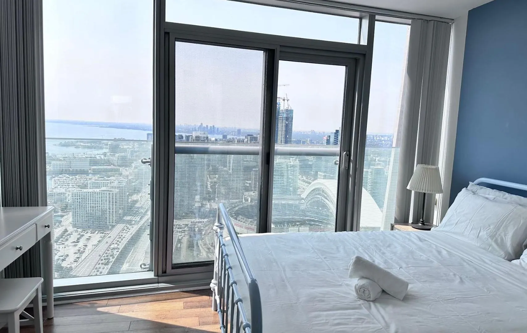 Apartment 6 Guests Modern Condo With Lake Views Near Cn Tower Fully Equipped Toronto