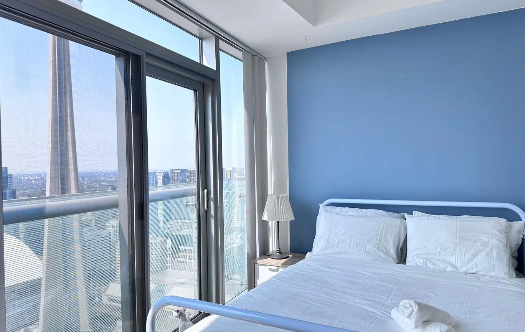 6 Guests Modern Condo With Lake Views Near Cn Tower Fully Equipped Toronto Canada