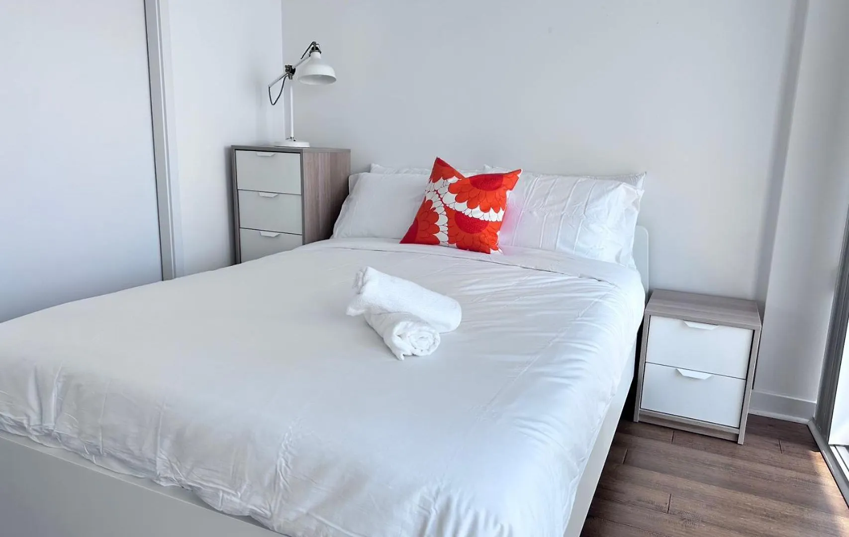 6 Guests Modern Condo With Lake Views Near Cn Tower Fully Equipped Toronto Apartment