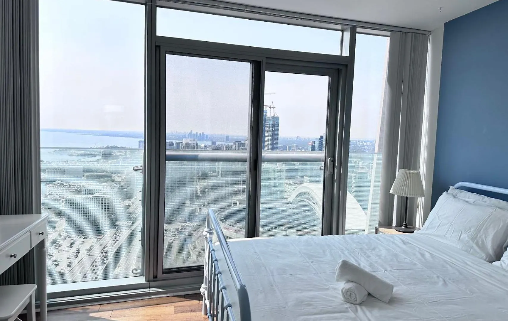 6 Guests Modern Condo With Lake Views Near Cn Tower Fully Equipped Toronto Apartment