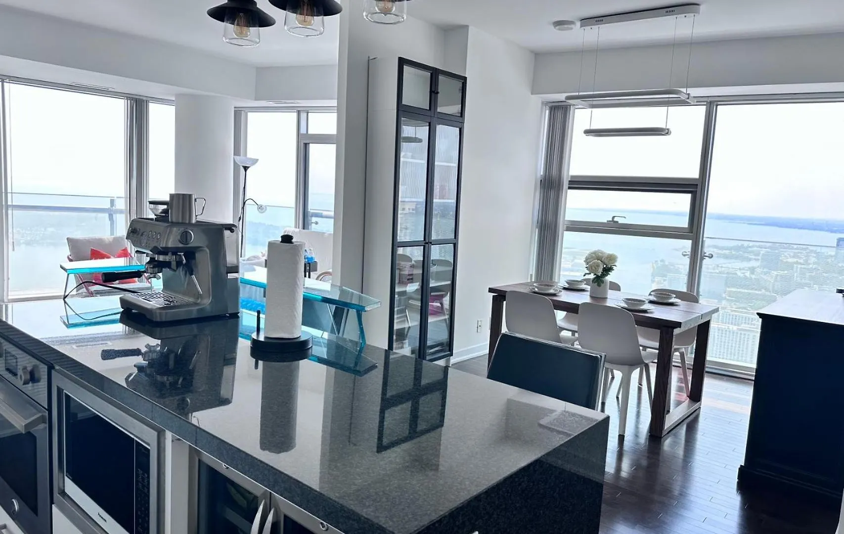 6 Guests Modern Condo With Lake Views Near Cn Tower Fully Equipped Toronto Apartment