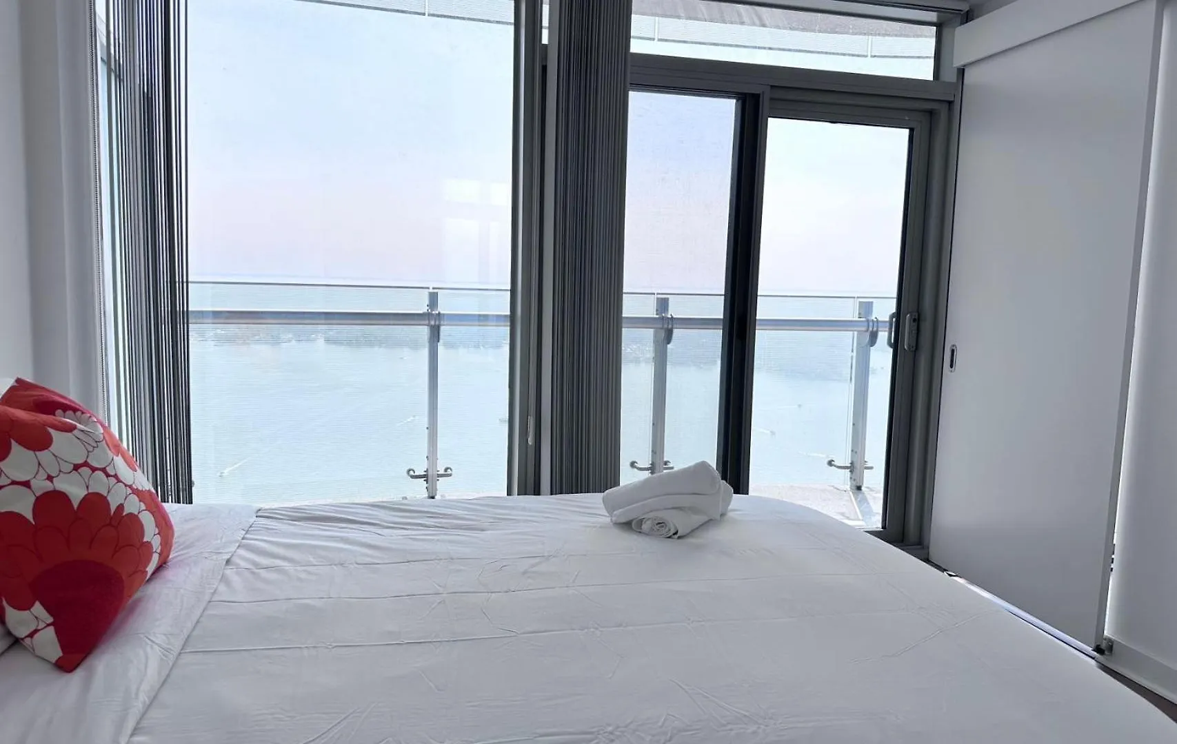 Apartment 6 Guests Modern Condo With Lake Views Near Cn Tower Fully Equipped Toronto Canada
